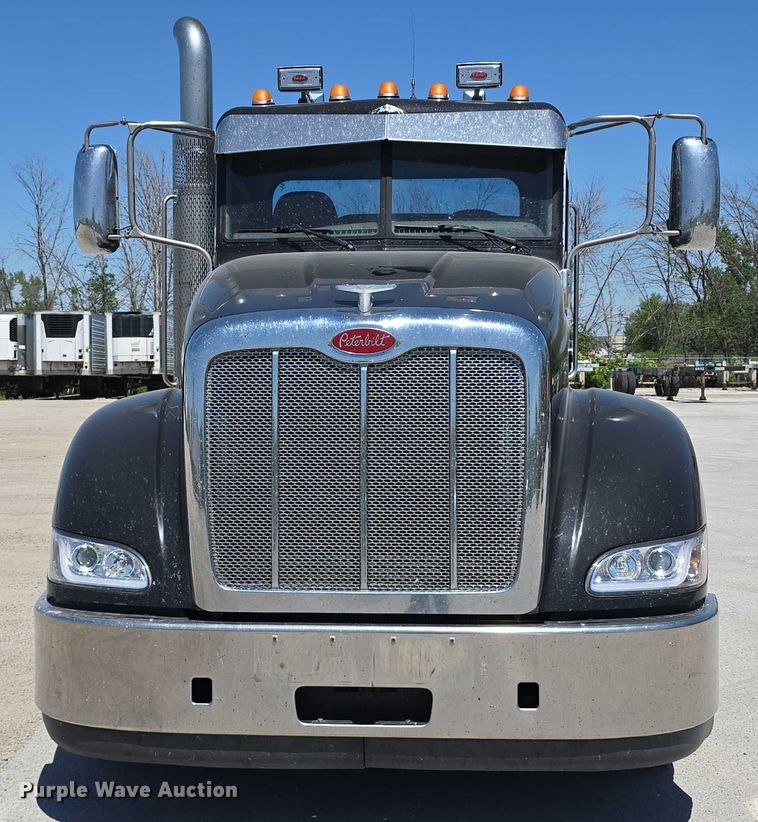 image for item DT6878 2010 Peterbilt 386 semi truck