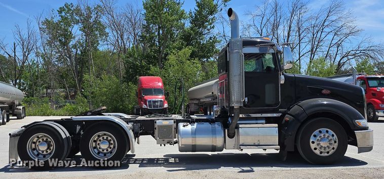 image for item DT6878 2010 Peterbilt 386 semi truck