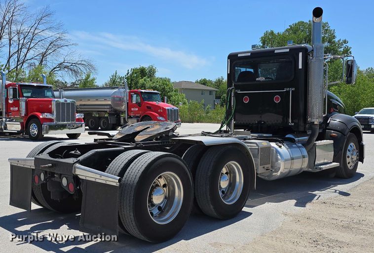 image for item DT6878 2010 Peterbilt 386 semi truck