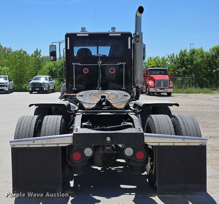 image for item DT6878 2010 Peterbilt 386 semi truck