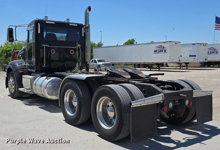 image for item DT6878 2010 Peterbilt 386 semi truck