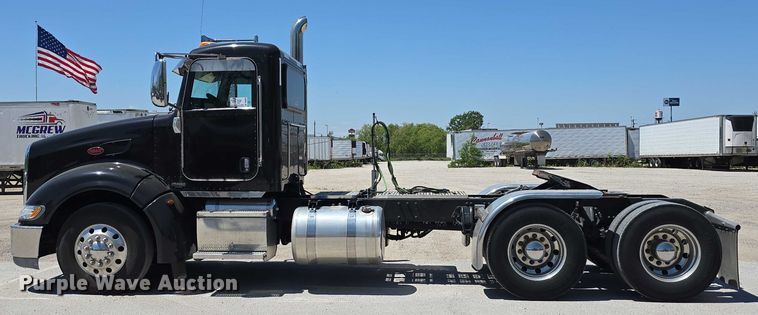 image for item DT6878 2010 Peterbilt 386 semi truck