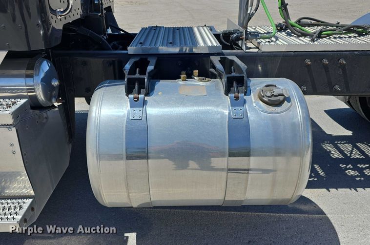 image for item DT6878 2010 Peterbilt 386 semi truck