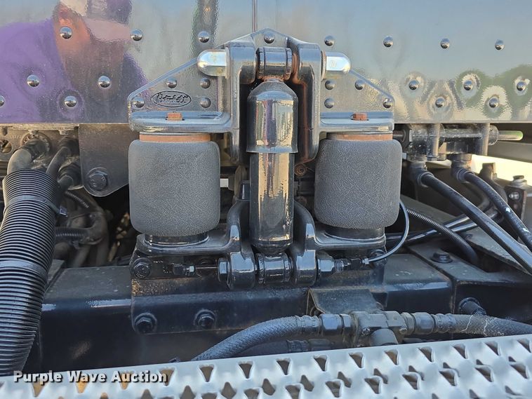 image for item DT6878 2010 Peterbilt 386 semi truck