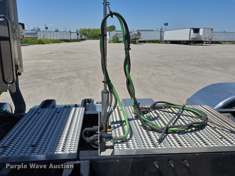 image for item DT6878 2010 Peterbilt 386 semi truck