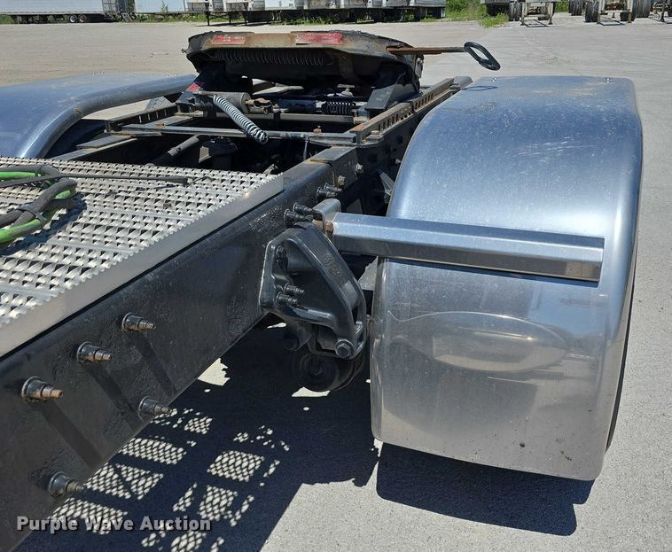 image for item DT6878 2010 Peterbilt 386 semi truck