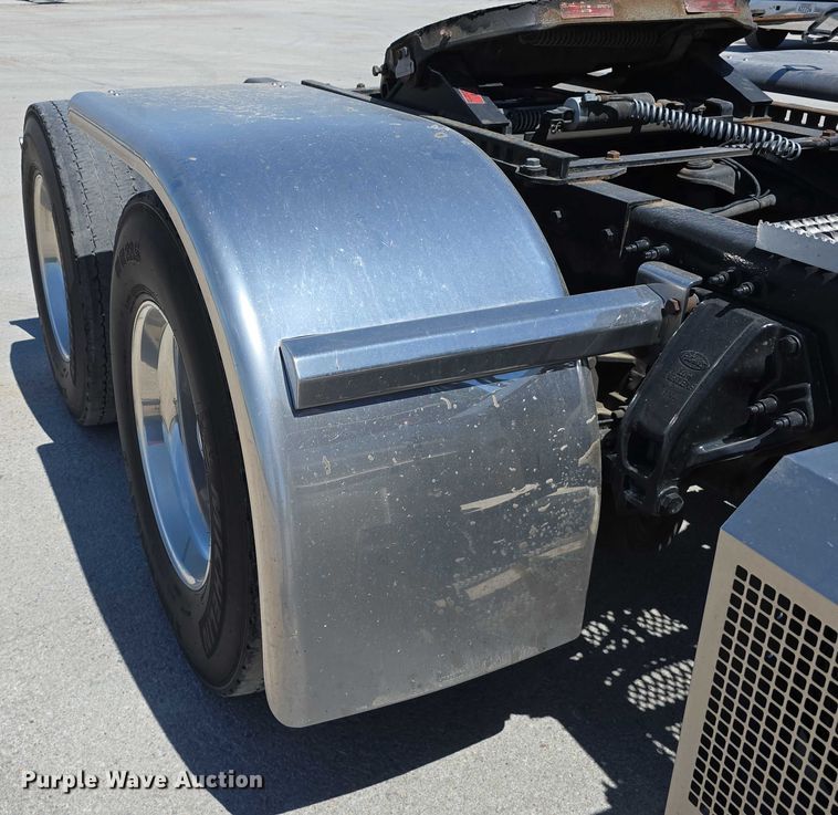 image for item DT6878 2010 Peterbilt 386 semi truck