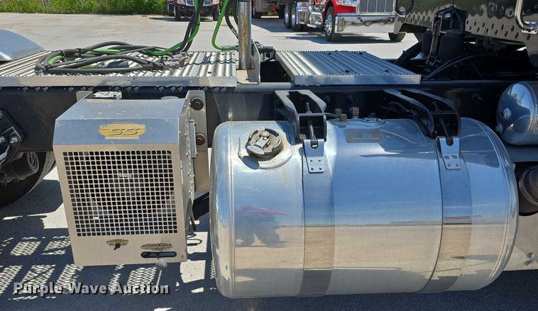 image for item DT6878 2010 Peterbilt 386 semi truck