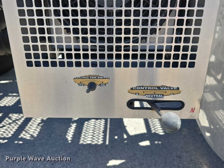 image for item DT6878 2010 Peterbilt 386 semi truck