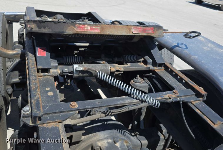 image for item DT6878 2010 Peterbilt 386 semi truck