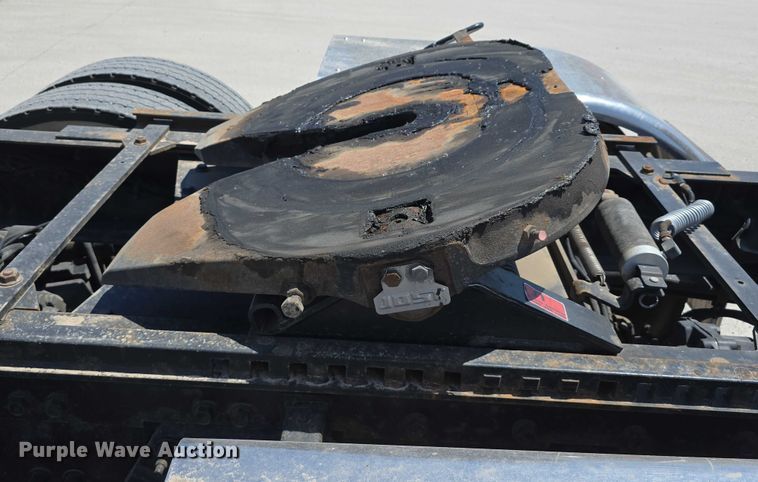 image for item DT6878 2010 Peterbilt 386 semi truck