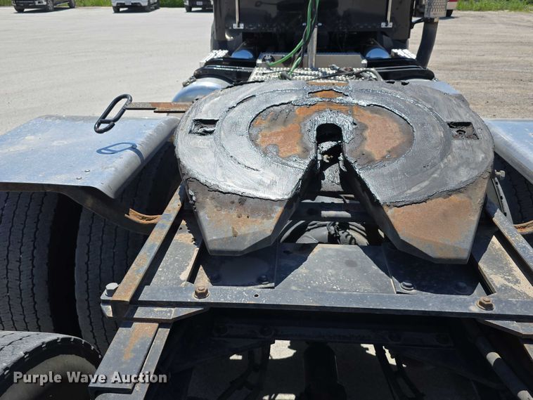 image for item DT6878 2010 Peterbilt 386 semi truck