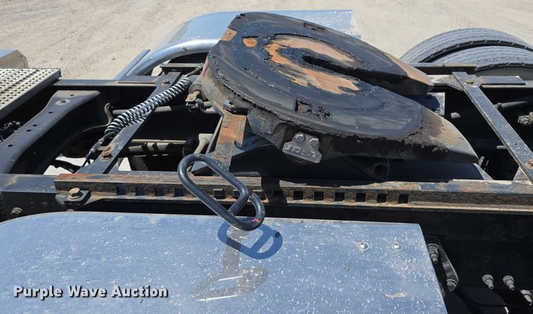 image for item DT6878 2010 Peterbilt 386 semi truck