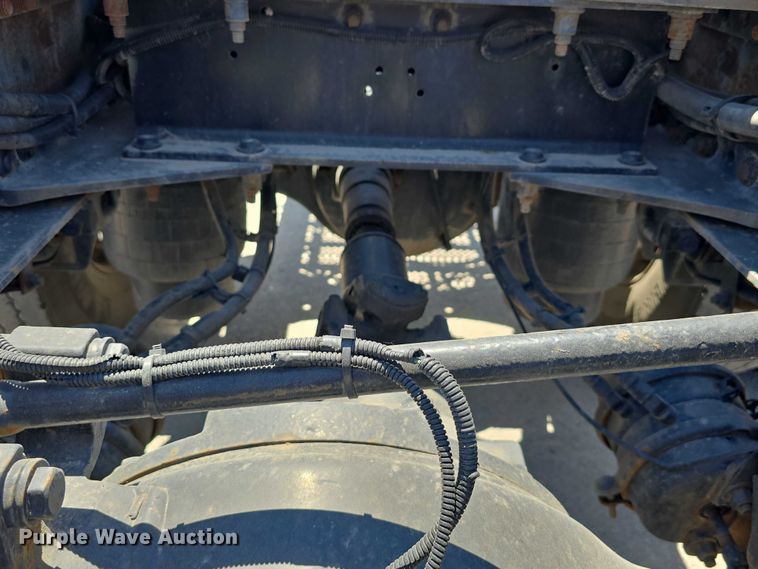 image for item DT6878 2010 Peterbilt 386 semi truck