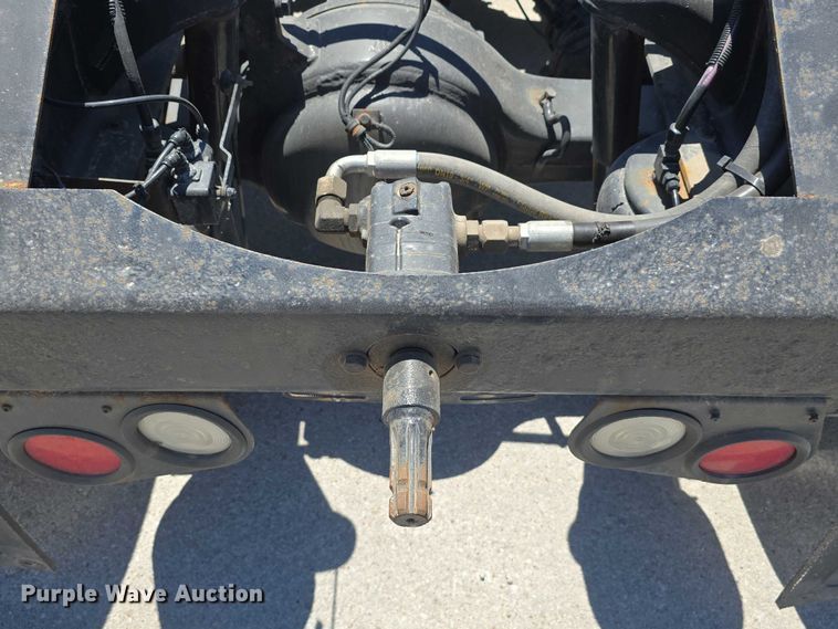 image for item DT6878 2010 Peterbilt 386 semi truck