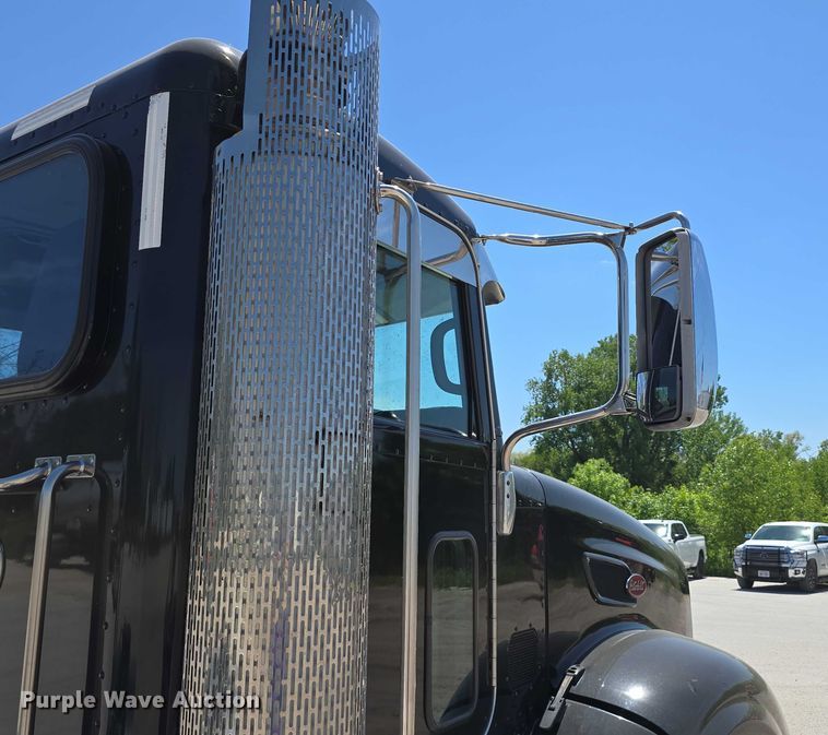 image for item DT6878 2010 Peterbilt 386 semi truck