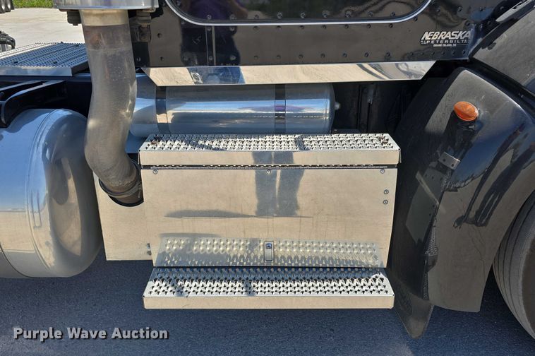 image for item DT6878 2010 Peterbilt 386 semi truck