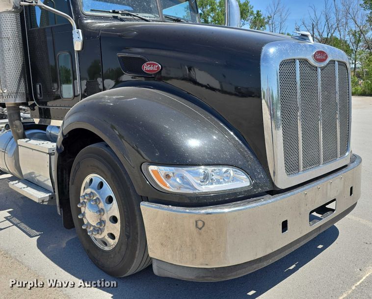 image for item DT6878 2010 Peterbilt 386 semi truck