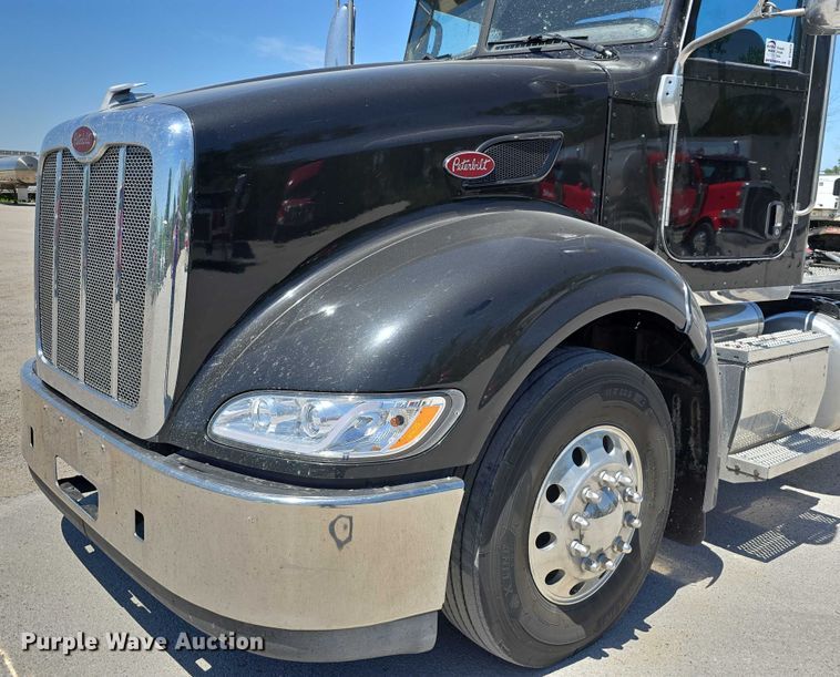 image for item DT6878 2010 Peterbilt 386 semi truck