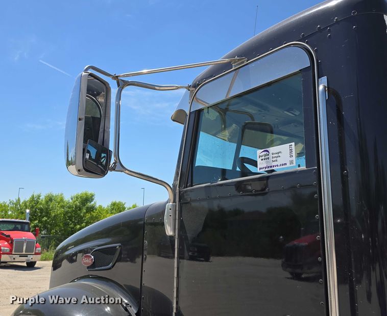 image for item DT6878 2010 Peterbilt 386 semi truck