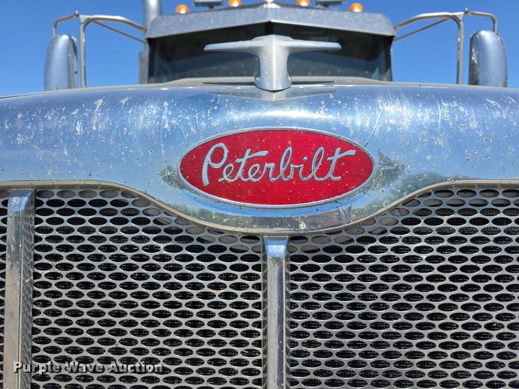 image for item DT6878 2010 Peterbilt 386 semi truck