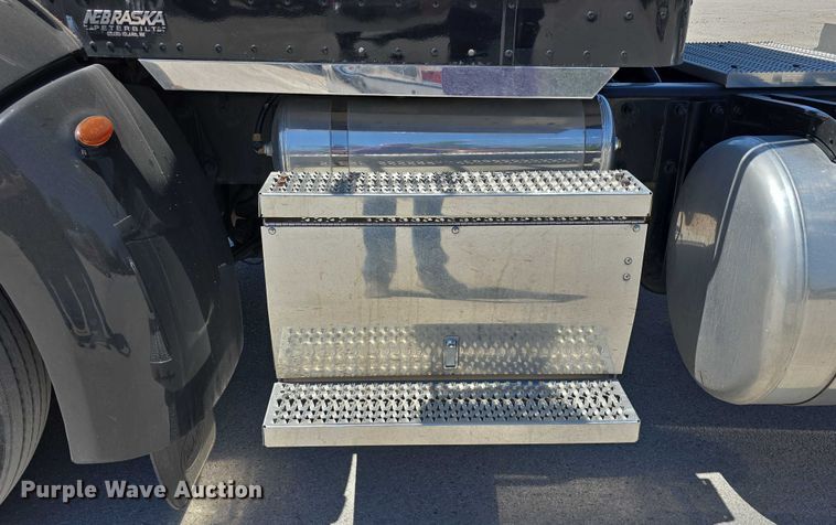 image for item DT6878 2010 Peterbilt 386 semi truck