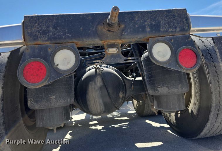 image for item DT6878 2010 Peterbilt 386 semi truck