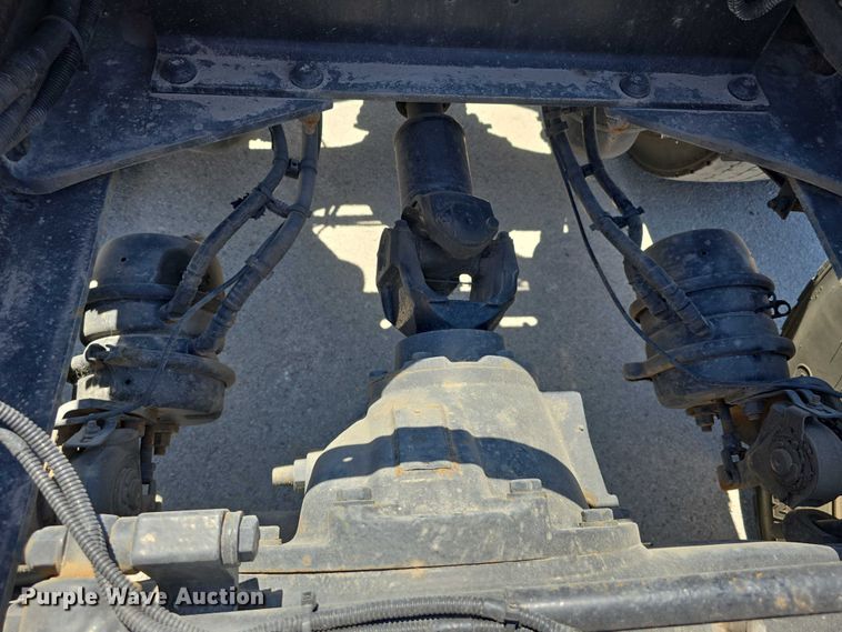 image for item DT6878 2010 Peterbilt 386 semi truck