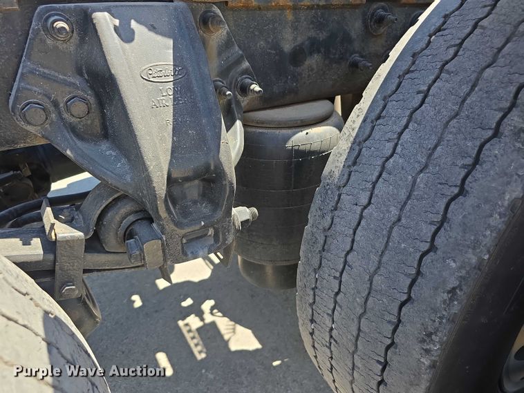 image for item DT6878 2010 Peterbilt 386 semi truck