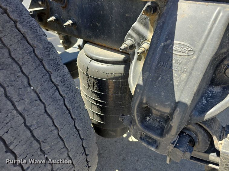 image for item DT6878 2010 Peterbilt 386 semi truck