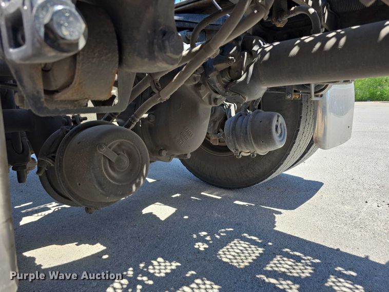 image for item DT6878 2010 Peterbilt 386 semi truck