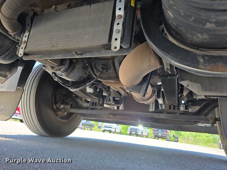 image for item DT6878 2010 Peterbilt 386 semi truck