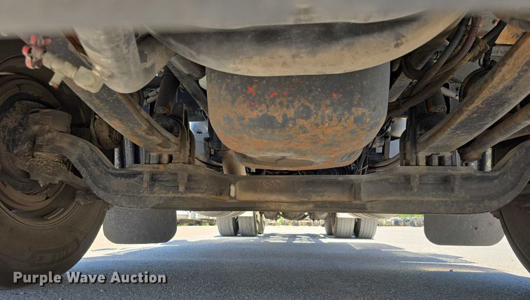 image for item DT6878 2010 Peterbilt 386 semi truck