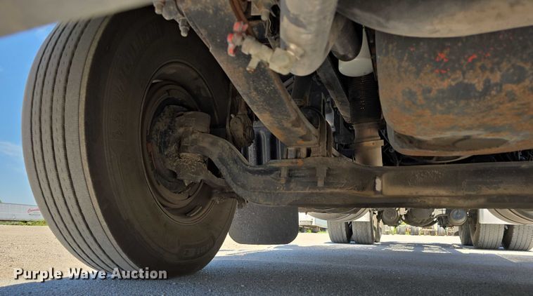 image for item DT6878 2010 Peterbilt 386 semi truck