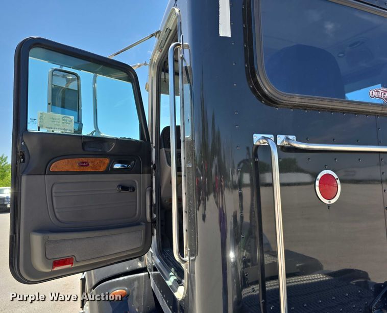 image for item DT6878 2010 Peterbilt 386 semi truck