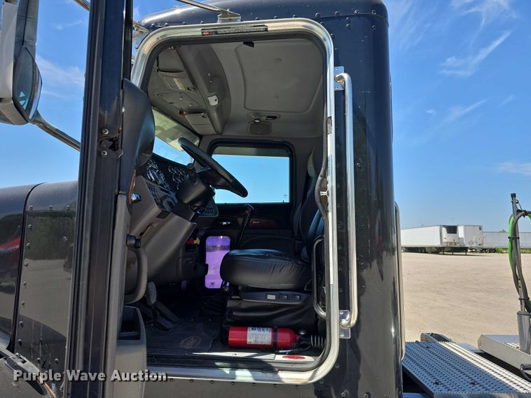 image for item DT6878 2010 Peterbilt 386 semi truck