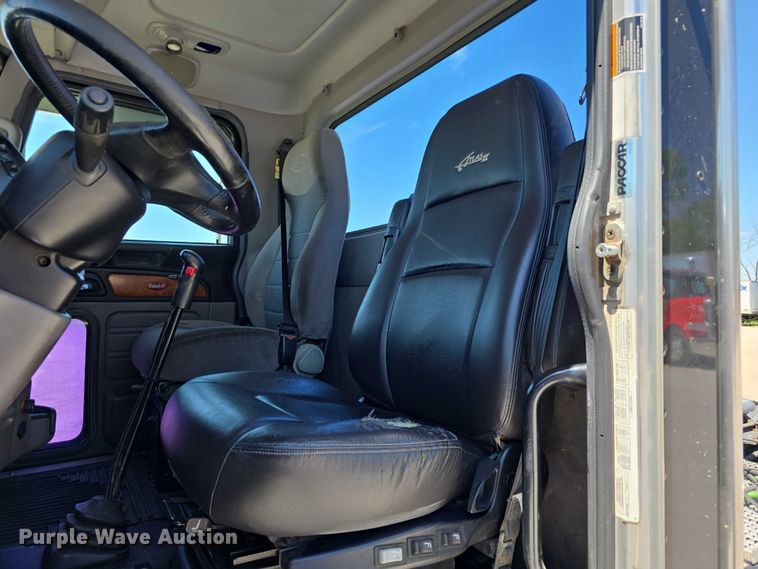 image for item DT6878 2010 Peterbilt 386 semi truck