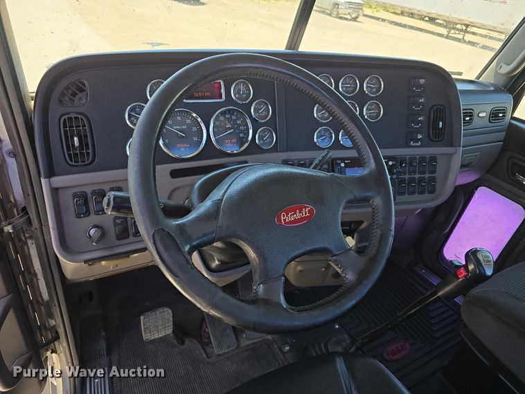 image for item DT6878 2010 Peterbilt 386 semi truck