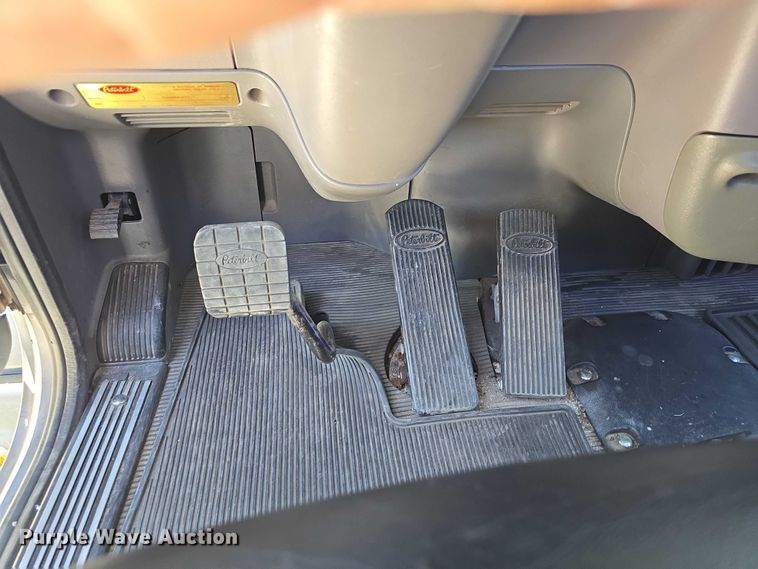 image for item DT6878 2010 Peterbilt 386 semi truck