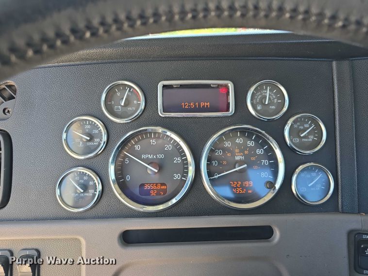 image for item DT6878 2010 Peterbilt 386 semi truck