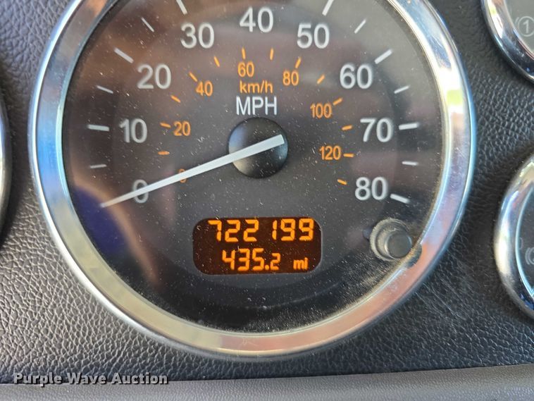 image for item DT6878 2010 Peterbilt 386 semi truck