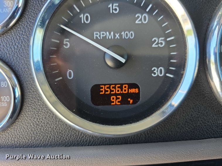 image for item DT6878 2010 Peterbilt 386 semi truck