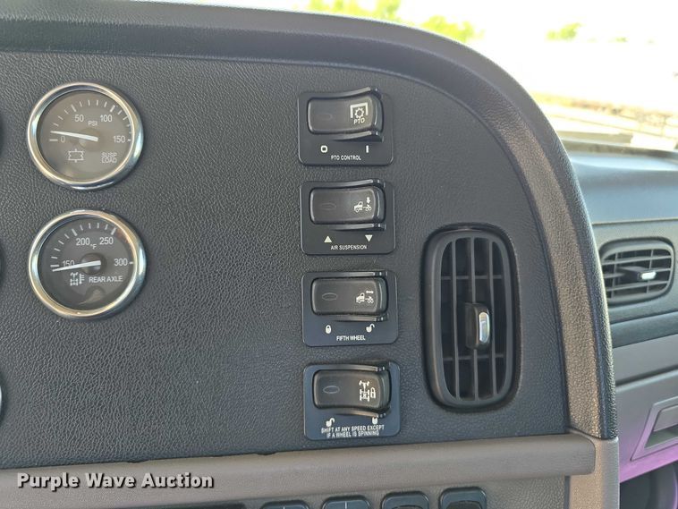 image for item DT6878 2010 Peterbilt 386 semi truck