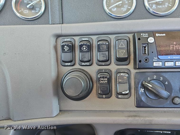 image for item DT6878 2010 Peterbilt 386 semi truck