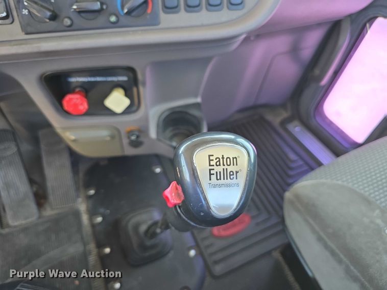 image for item DT6878 2010 Peterbilt 386 semi truck