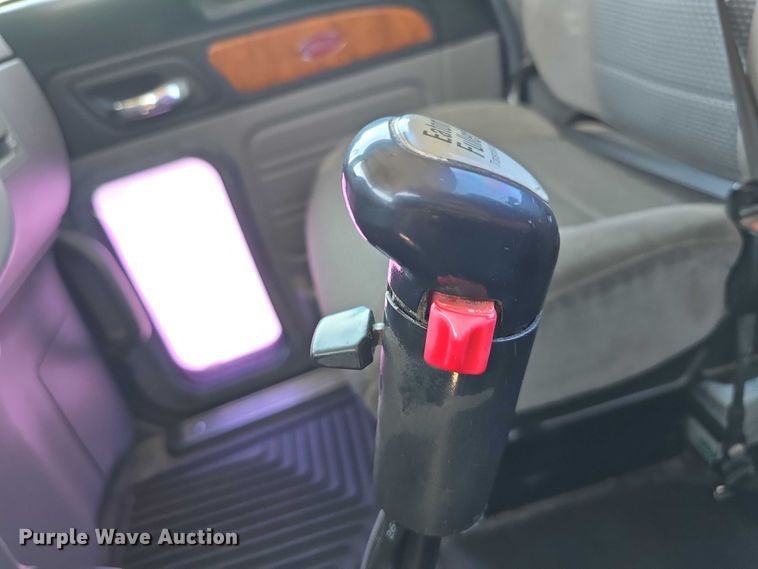 image for item DT6878 2010 Peterbilt 386 semi truck