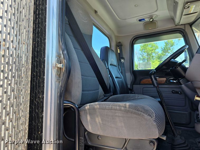 image for item DT6878 2010 Peterbilt 386 semi truck