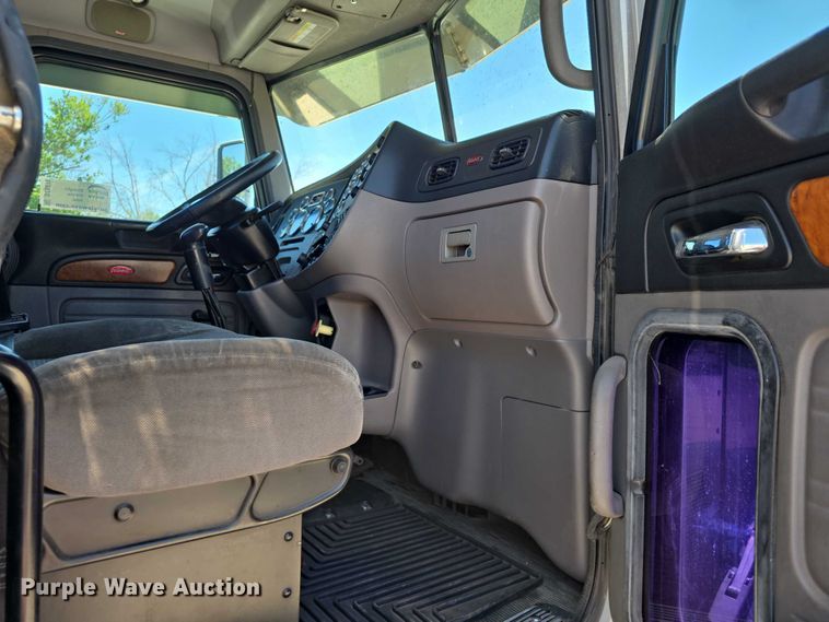 image for item DT6878 2010 Peterbilt 386 semi truck