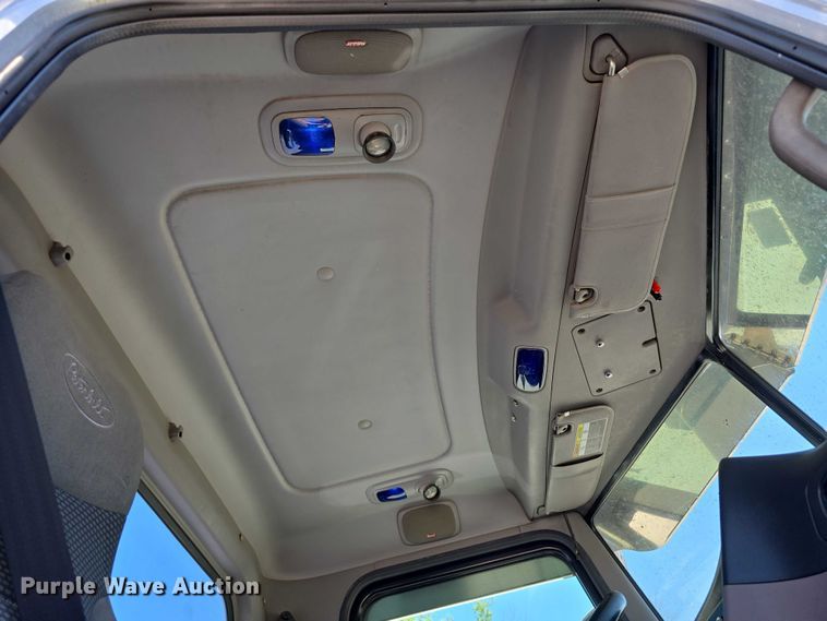 image for item DT6878 2010 Peterbilt 386 semi truck