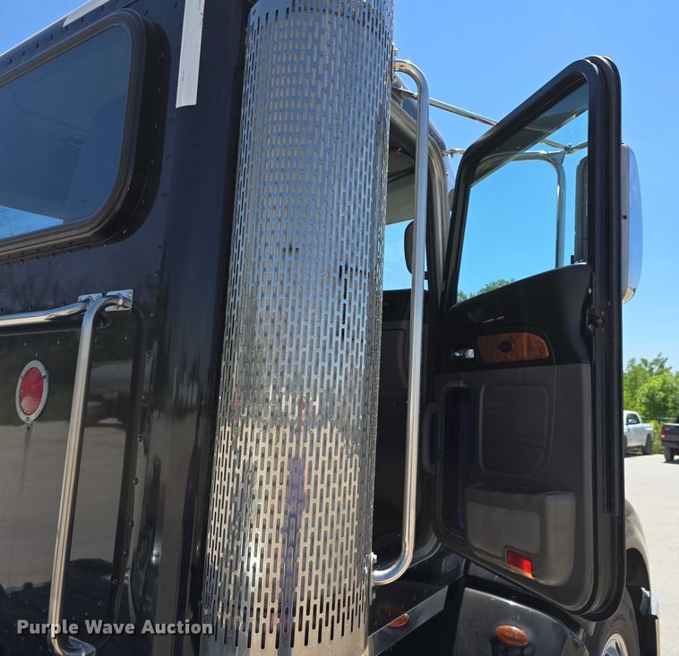 image for item DT6878 2010 Peterbilt 386 semi truck